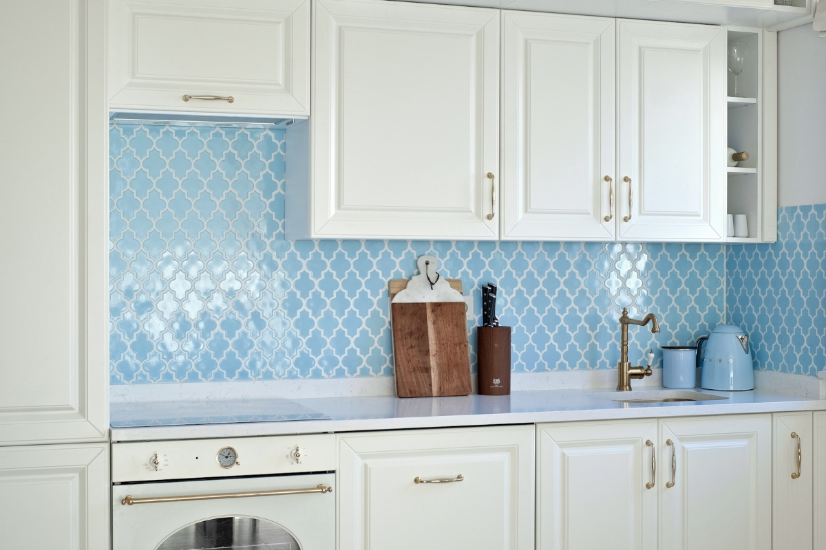 kuchnia-hamptons-niebieskie-plytki-pastelowe-arabeska-raw-decor