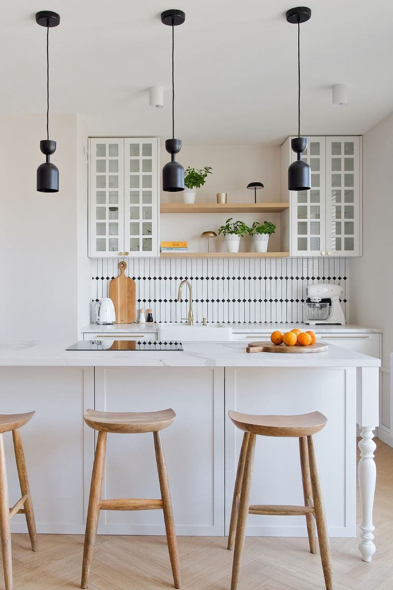plytki-do-kuchni-inspiracje-mozaika-cecile-bialy-polysk-z-czarna-koniczyna-raw-decor