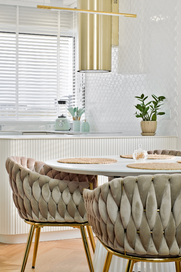 przytulna-kuchnia-w-stylu-slow-life-glam-plytki-flabellum-white-raw-decor-na-scianie
